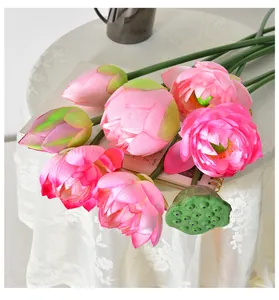 Detailansicht realistischer rosa künstlicher Lotusblumen mit Knospen und grünem Samen
