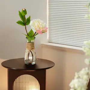 Elegante künstliche weiße Pfingstrose in einer Glasvase für stilvolle Wohndekorationen