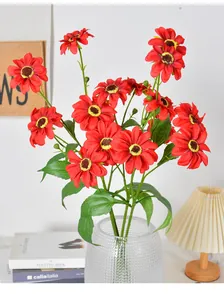 Lebhafte rote künstliche Gänseblümchen in einer Glasvase für Hochzeit und Heimdekoration