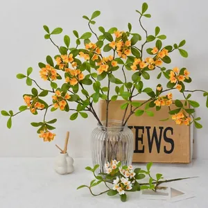 Rami di fiori primaverili artificiali per decorazione domestica e fotografia nuziale