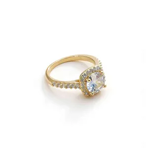 Macro-weergave van een elegante vergulde halo-ring met een grote vierkant geslepen zirkoon