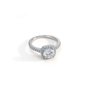 Detailopname van een sprankelende vierkante halo-ring met pavé gezette zirkonia's