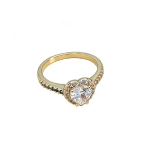 Gedetailleerd overzicht van een elegante hartvormige zirkoon ring met goudlaagje.