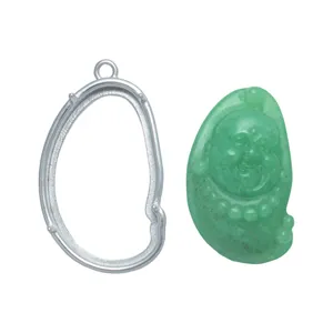 Detailweergave van groene lachende Boeddha hanger en gepolijste roestvrijstalen basis