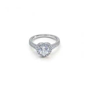 Elegante hartvormige zirkoon ring met briljant geplaveide diamanten band details