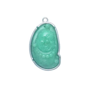 Gedetailleerde weergave van een gesneden groene jade Boeddha-amulet hanger met zilveren frame