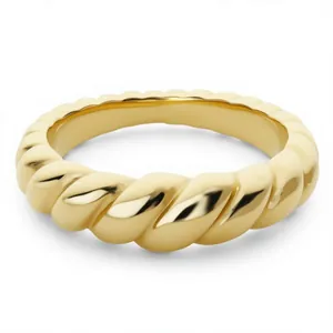 Detailweergave van een elegante vergulde croissantring met hoogglans gepolijste finish
