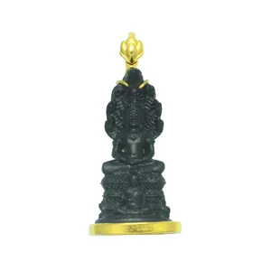 Gedetailleerd overzicht van Thaise zevenkoppige Naga Boeddha-amulet met gouden basis