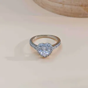 Elegante verzilverde ring met hartvormige zirkoon en pavé-gezette stenen op de ringband