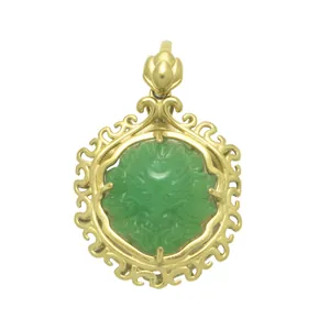 Gedetailleerd overzicht van Thaise Zeven Draken Boeddha amulet met groene steen