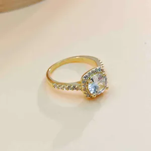 Elegante vergulde ring met een sprankelend vierkant halo-zirkonia centrum voor damesmode