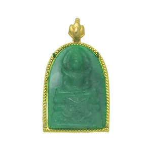 Gedetailleerde opname van een Thaise Naga Boeddha-hanger met gouden stalen frame