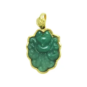 Gedetailleerd overzicht van een groene Naga Boeddha-hanger met gouden stalen frame