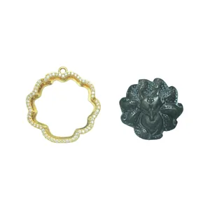 Gedetailleerd overzicht van de Phra Nak Prok Naga Buddha hanger met gouden CZ-basis