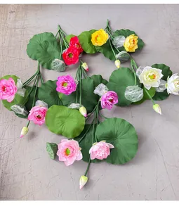 Nahaufnahme von 7-köpfigen künstlichen Lotusblumen in verschiedenen Farben und Blättern