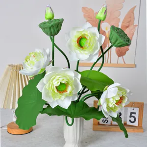 Realistische weiße künstliche Lotusblumen mit grünen Blättern und Vase