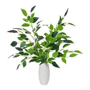Branches de ficus artificielles vertes dans un vase en céramique blanche décorative