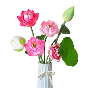 Elegantes künstliches Lotusblumen-Arrangement mit Blättern und Samenkapsel in Keramikvase