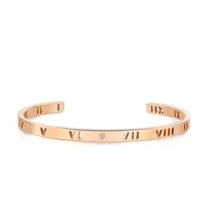 Nahaufnahme eines Armreifens in Roségold mit römischen Ziffern und einem echten Diamant