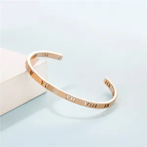 Detaillierte Ansicht eines eleganten Armreifs in Roségold mit römischen Ziffern