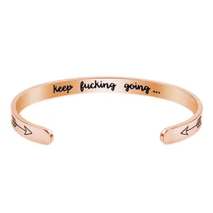 Vue détaillée d'un bracelet jonc en titane or rose avec gravure keep fucking going