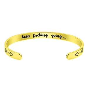 Détail d'un bracelet jonc en acier doré 6mm avec la gravure Keep Fucking Going