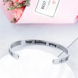 Détail du bracelet en acier de 6mm avec gravure keep fucking going et motifs flèche