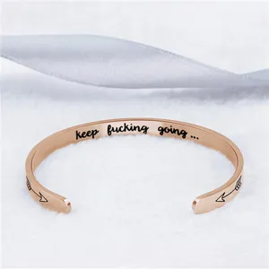 Bracelet jonc en acier titane or rose avec flèche et gravure de motivation unique.