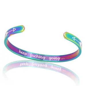 Bracelet jonc en acier titane arc-en-ciel gravé keep fucking going de motivation