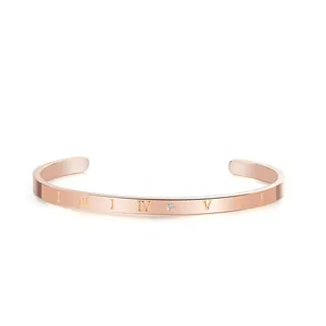 Detailansicht eines minimalistischen roségoldenen Armreifs mit römischen Ziffern und einem Diamanten.