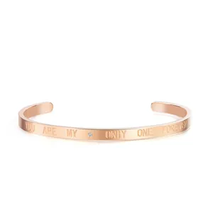 Nahaufnahme des eleganten Armreifs in Roségold mit Gravur und kleinem Diamanten