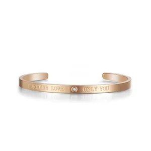 Eleganter roségoldener Titanstahl-Armreif mit 'Forever Love' Gravur und Steinbesatz