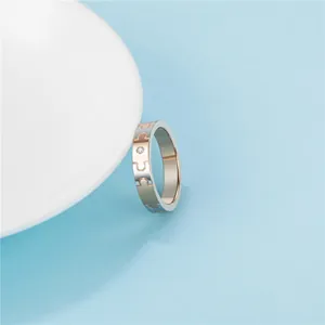 Vista dettagliata dell'anello a puzzle bicolore argento e oro rosa con un diamantino