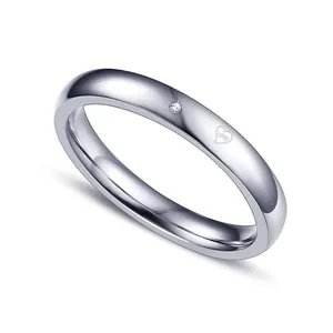 Eleganter minimalistischer Titanstahlring mit kleinem Diamant und Herz-Liebesgravur