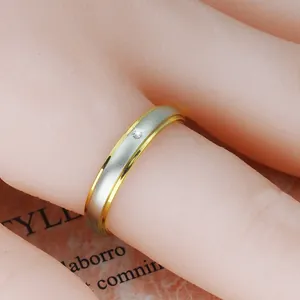 Makro-Detailaufnahme eines zweifarbigen Titanstahlrings mit funkelndem Diamant-Inlay