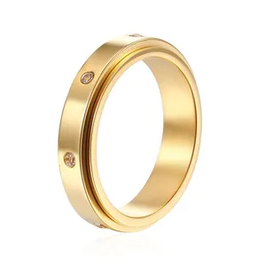 Detalle de un anillo giratorio chapado en oro de alta gama con cristales incrustados.