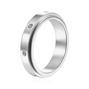 Primer plano detallado de un anillo de plata minimalista con pequeños cristales