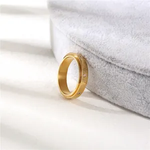 Primer plano detallado de un elegante anillo de acero inoxidable dorado con cristales