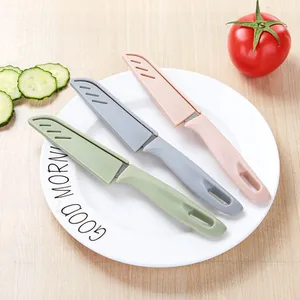 Juego de 3 cuchillos de fruta portátiles de colores con fundas protectoras en un plato