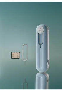 Vista detallada de la herramienta de limpieza de auriculares con pin expulsor de SIM