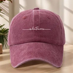 Dettaglio del cappellino da baseball rosa lavato con ricamo whatever ricamato moda