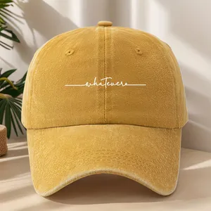 Primo piano di un cappellino da baseball giallo vintage con la scritta 'whatever'