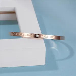 Eleganter Armreif aus roségoldenem Titanstahl mit Forever Love Gravur und kleinem Diamanten