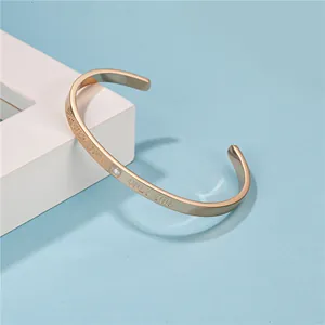 Armreif aus roségoldenem Titanstahl mit Forever Love Gravur und kleinem Diamanten