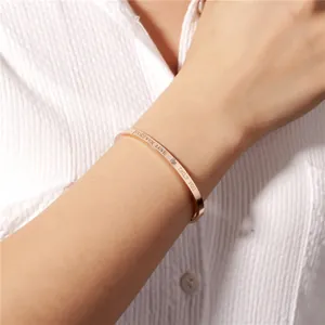 Eleganter roségoldener Titanstahl-Armreif mit Forever Love Gravur und kleinem Diamanten