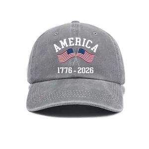 Primo piano del cappellino da baseball grigio lavato con stampa anniversario 1776-2026