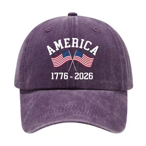 Dettaglio del cappello da baseball viola lavato con stampa per il 250° anniversario USA.
