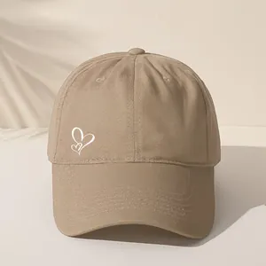 Khaki Baseballkappe mit gesticktem weißem Doppelherz für lässigen sommerlichen Sonnenschutz.