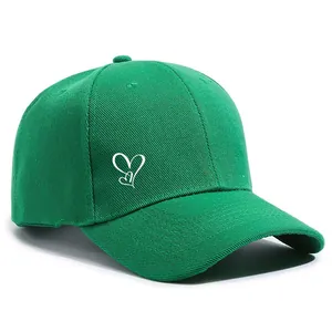 Detailansicht einer grünen Baseballkappe mit einem weißen gestickten Herzmotiv für Damen