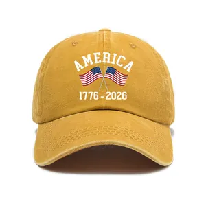Dettaglio ravvicinato del cappello da baseball USA 250° anniversario giallo lavato vintage